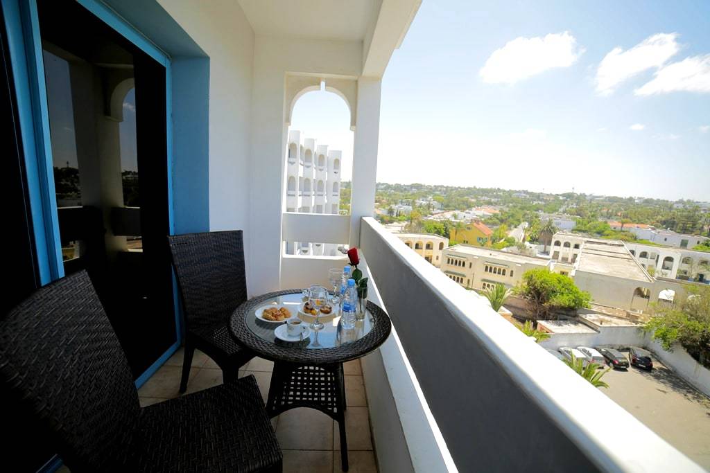 Côté ville : les villas et les palmiers d'Aïn Diab