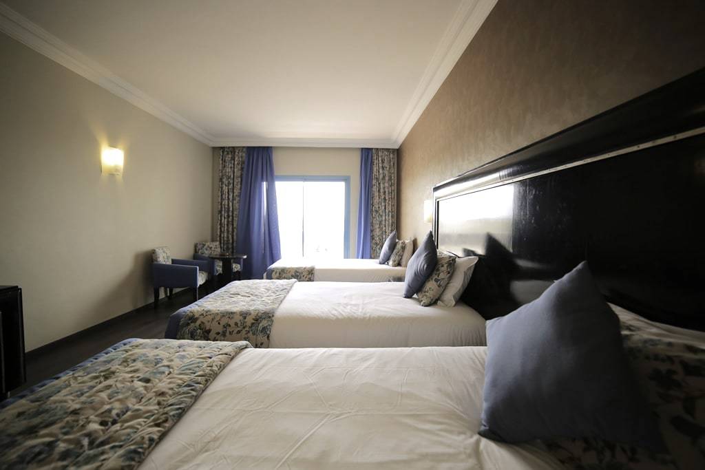 Chambre triple, coin salon