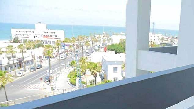Le boulevard de la Corniche et, au loin, la mer.