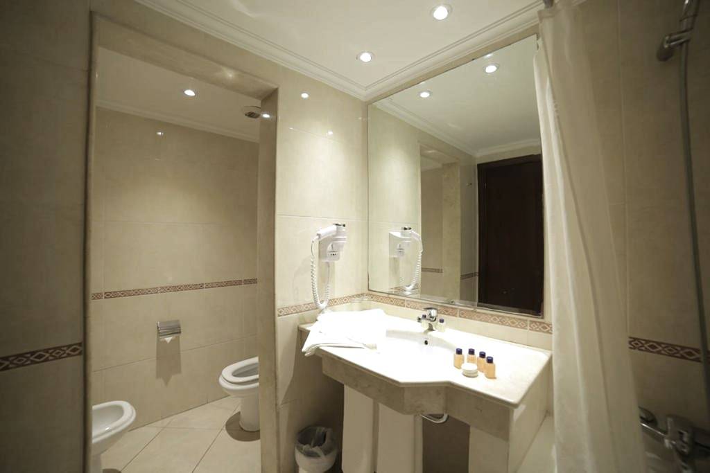 Salle de bain en marbre : vasque et baignoire