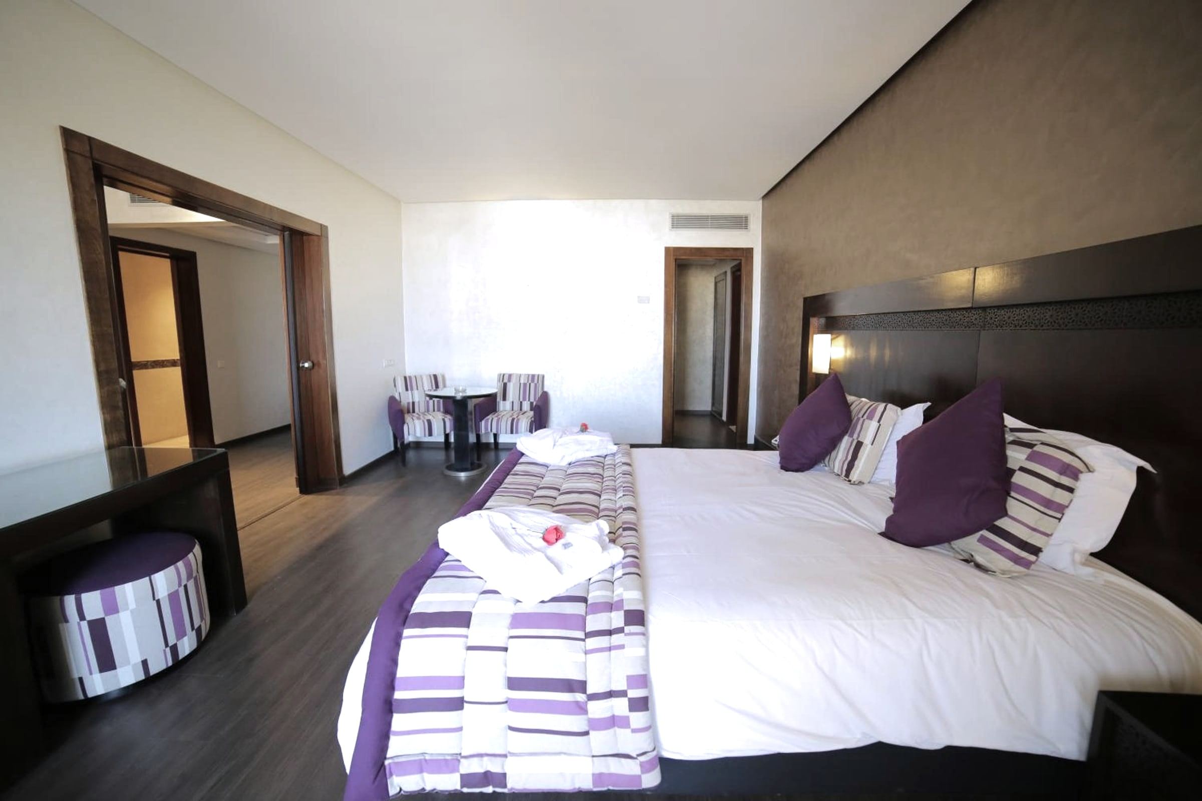 Chambre double avec chemin de lit, porte-fenêtre sur le balcon
