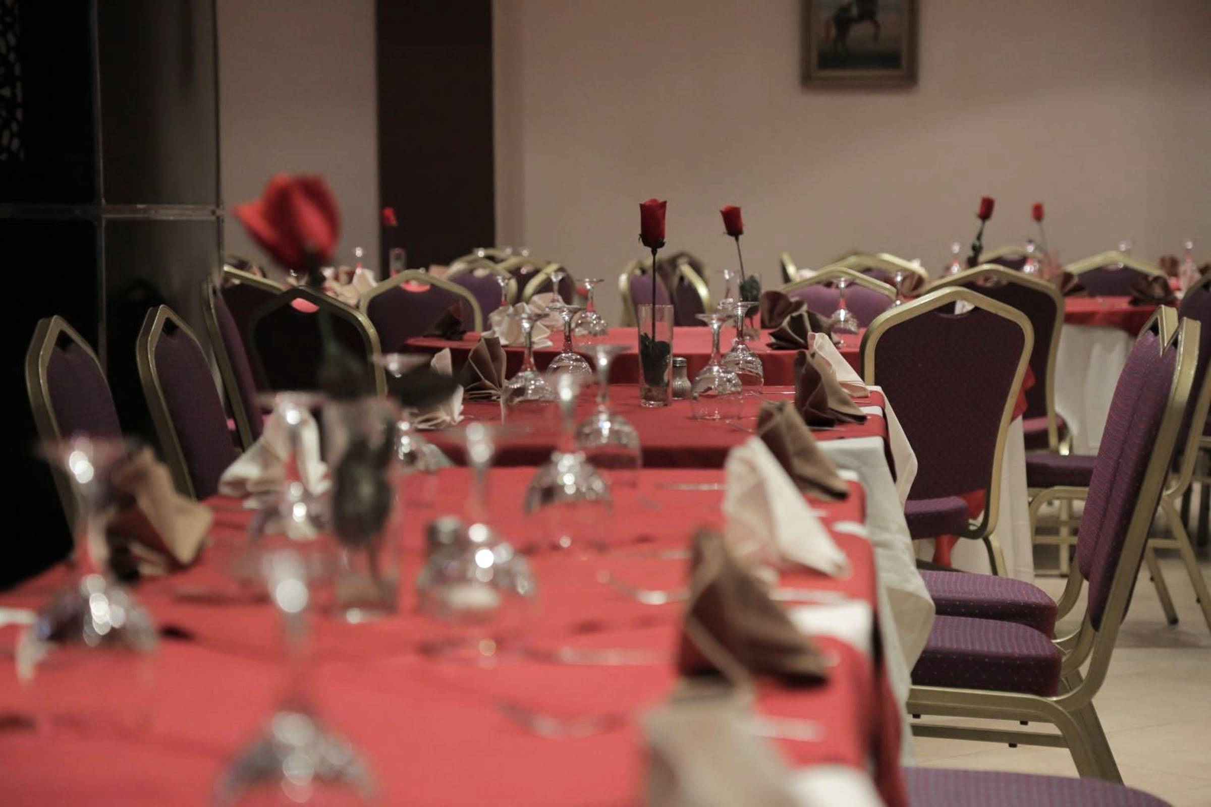 Salle dressée pour un banquet