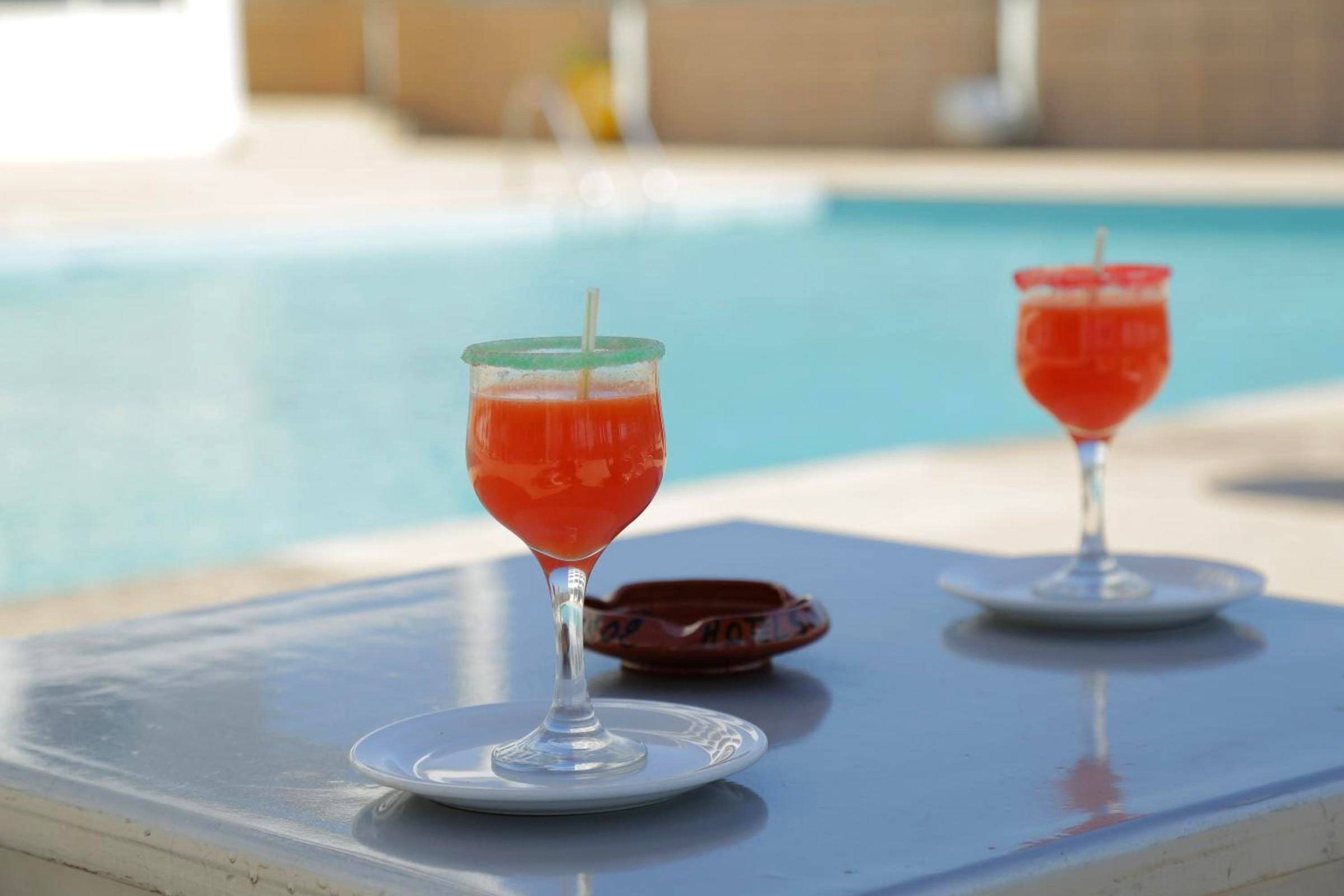 Deux cocktails au bord de l'eau.