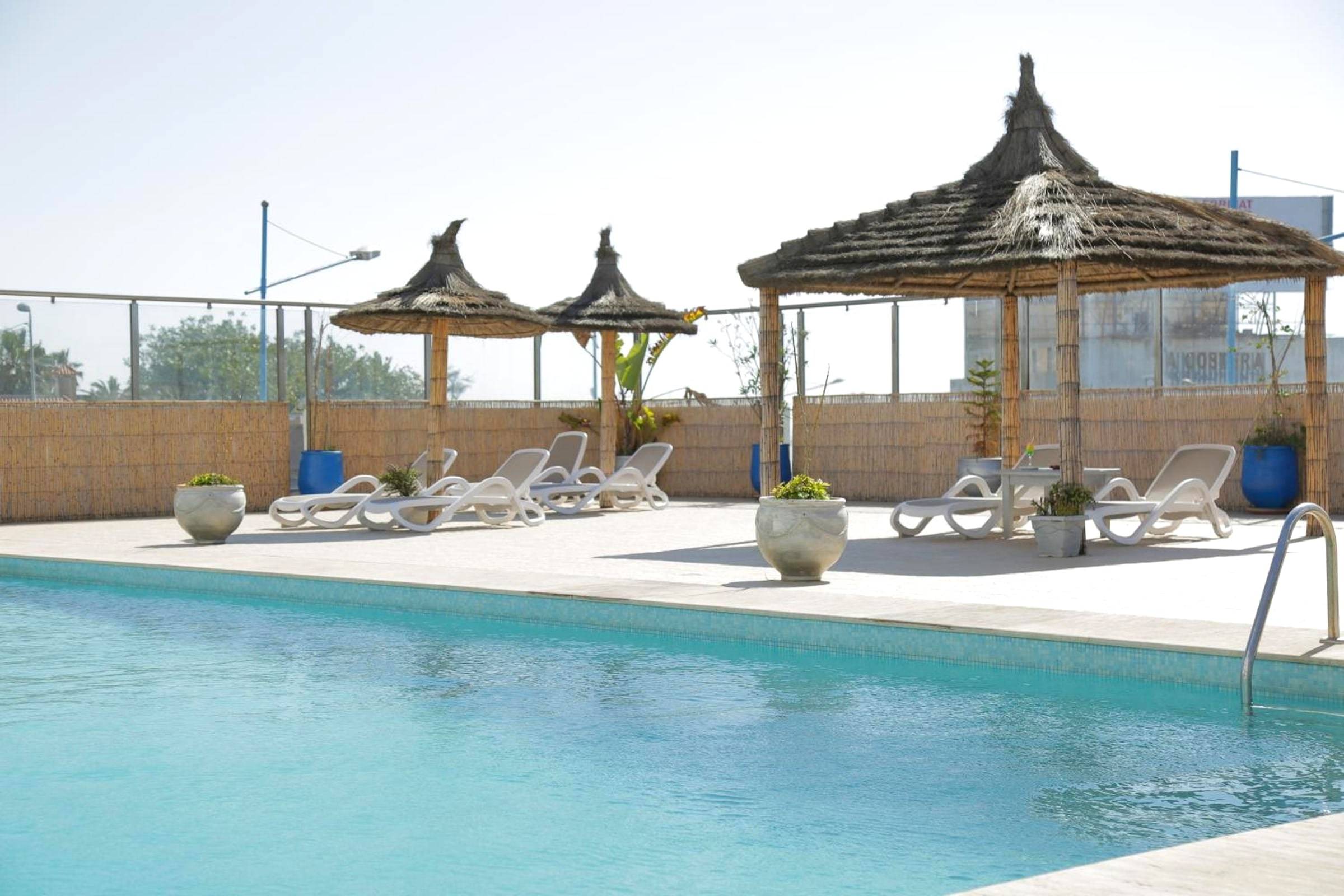 Parasols de chaume et transats