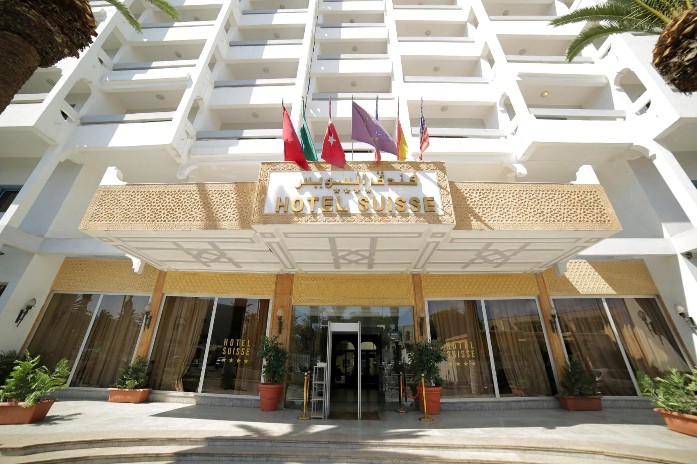 L'entrée de l'hôtel, boulevard de la Corniche.