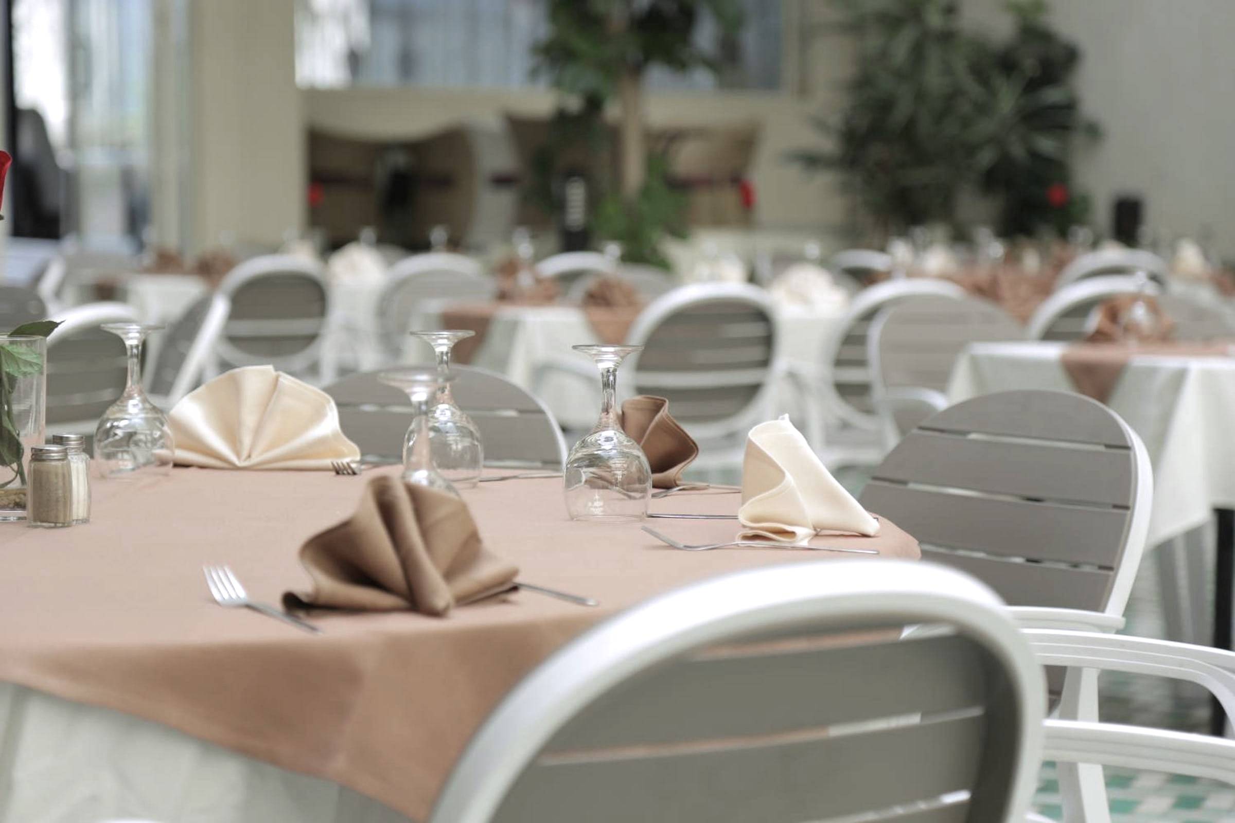 Tables dressées dans le Patio.