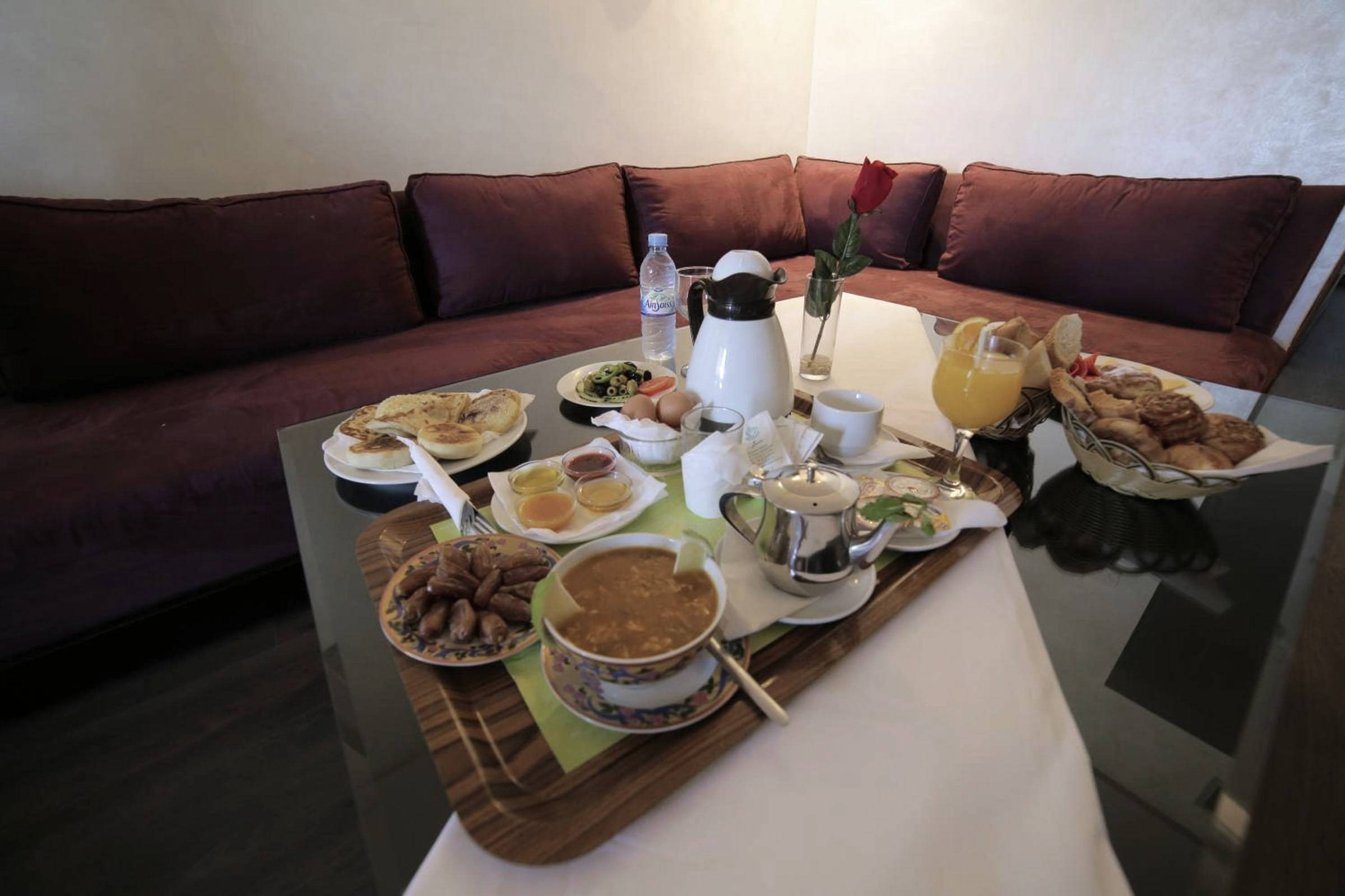 Salon de suite, plateau de petit-déjeuner