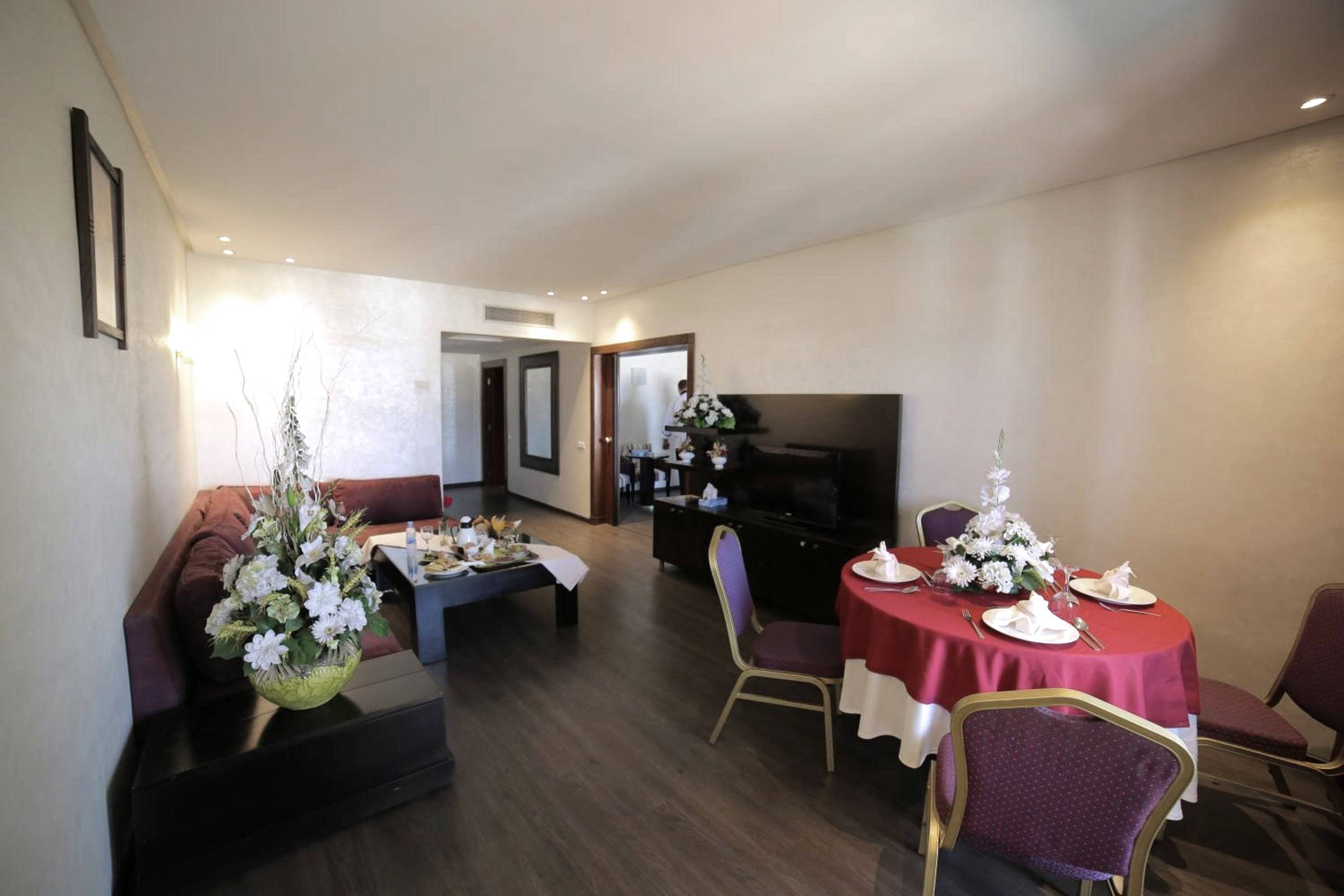 Salon et coin repas de suite, nappe rouge