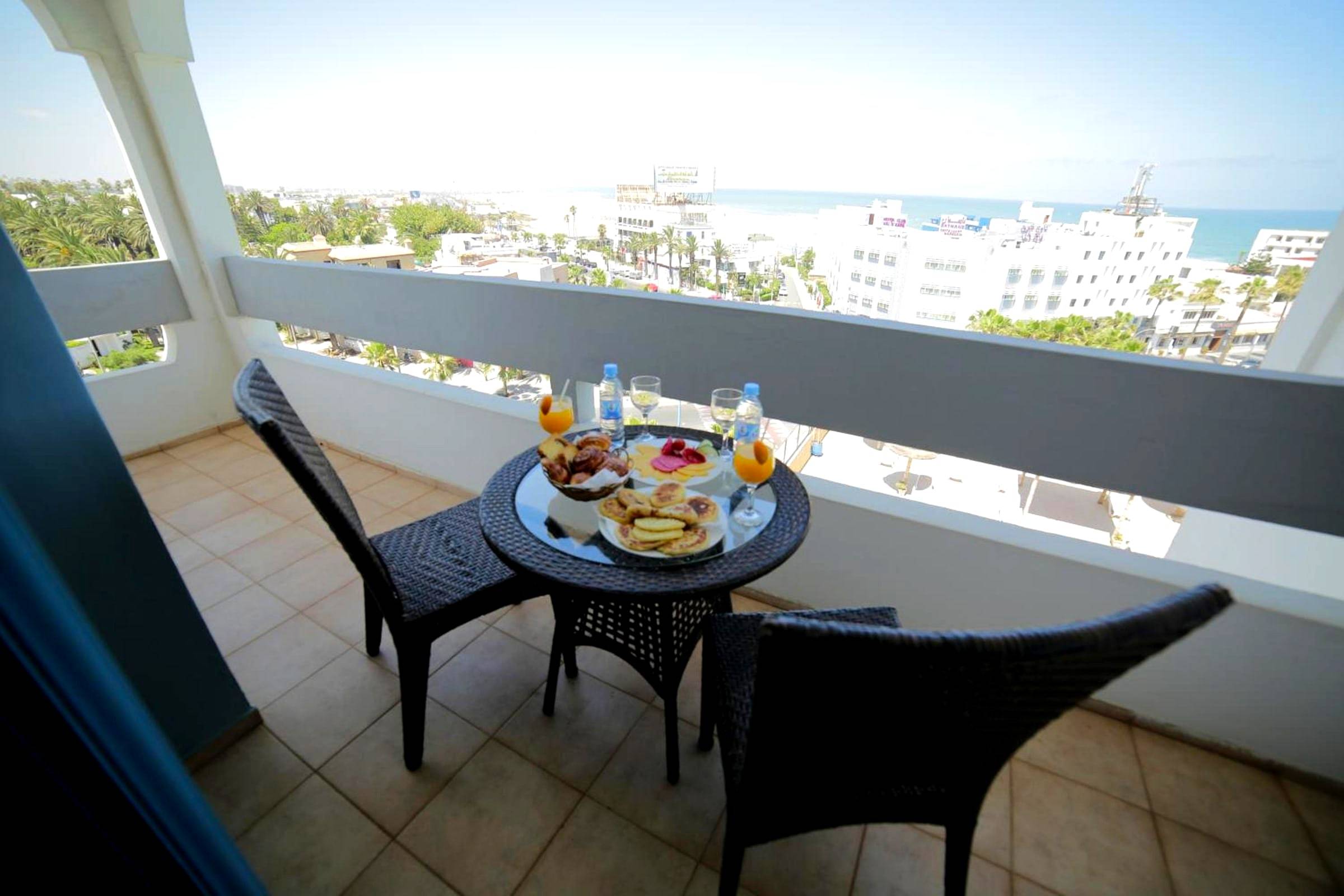 Petit-déjeuner au balcon, étage supérieur côté boulevard.