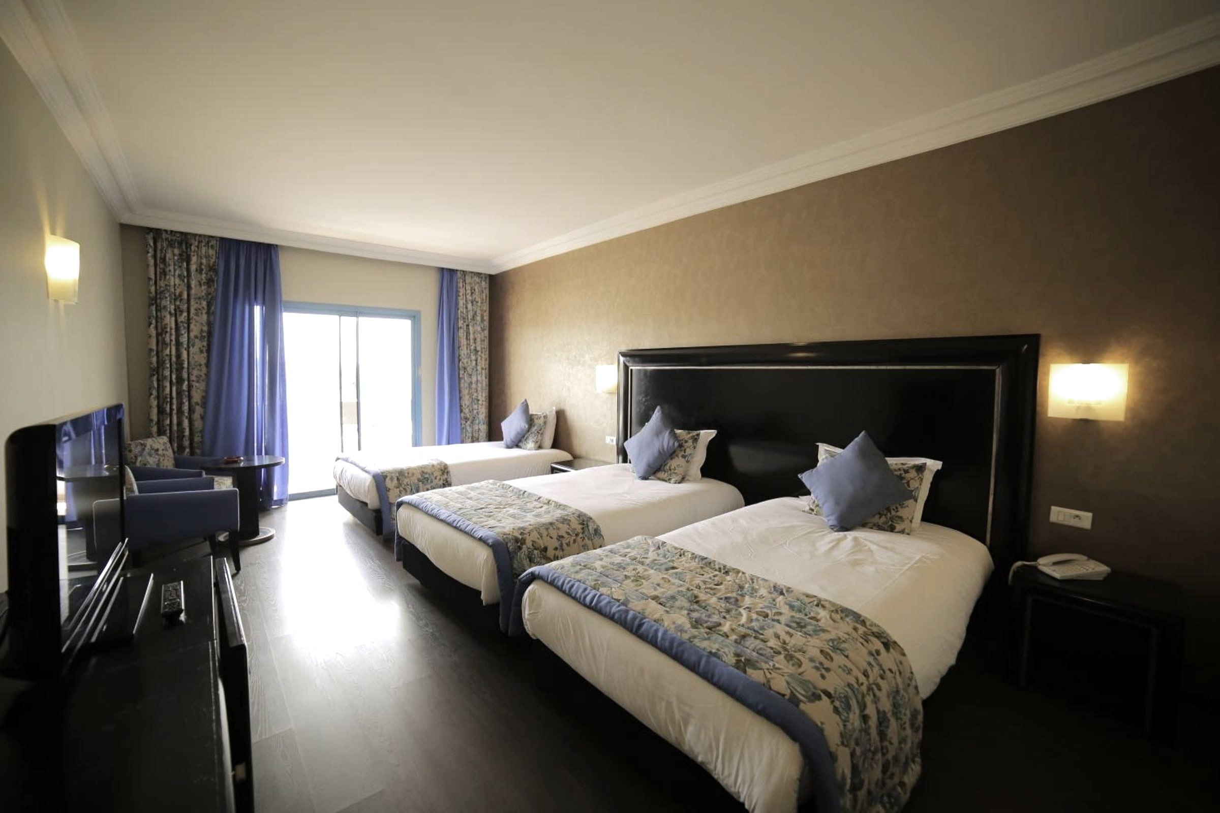 Chambre triple : trois lits alignés