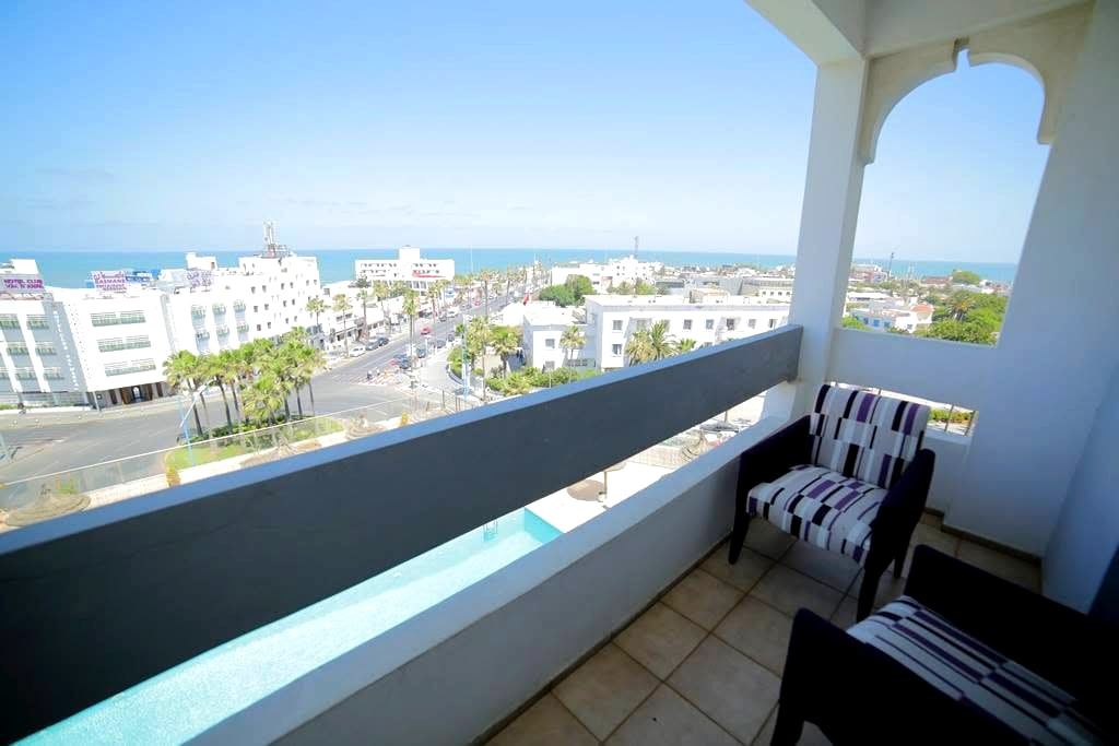 Le boulevard et l’Atlantique depuis un balcon de l’hôtel — la plage à 420 m, six minutes à pied.