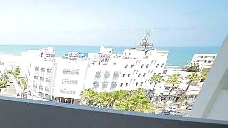 Les immeubles blancs du front de mer et l’Atlantique.