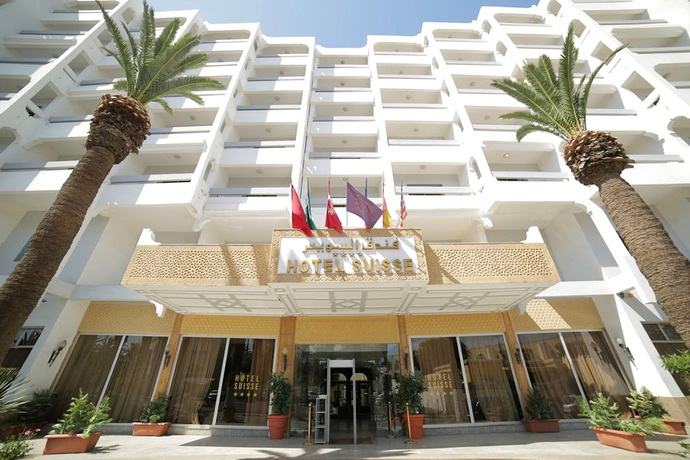 L'entrée de l'hôtel, boulevard de la Corniche.