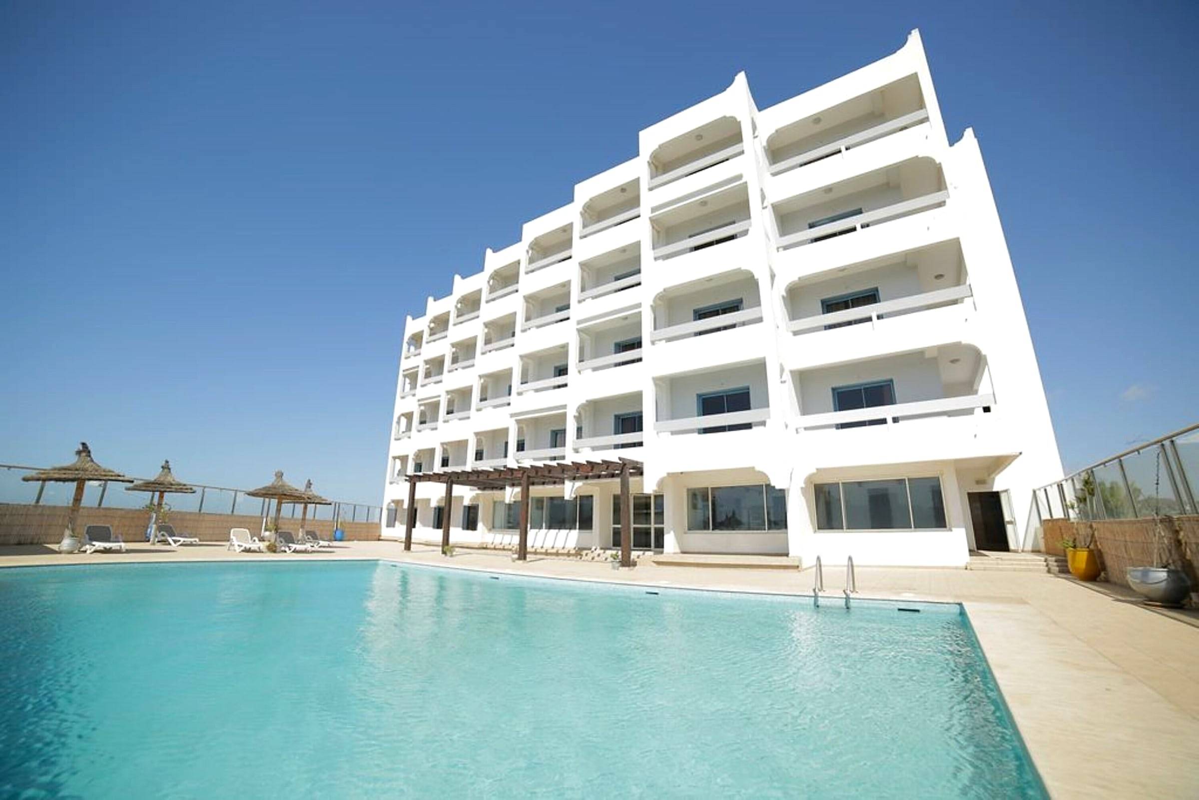 La piscine, sur la terrasse du deuxième étage, et la façade blanche.